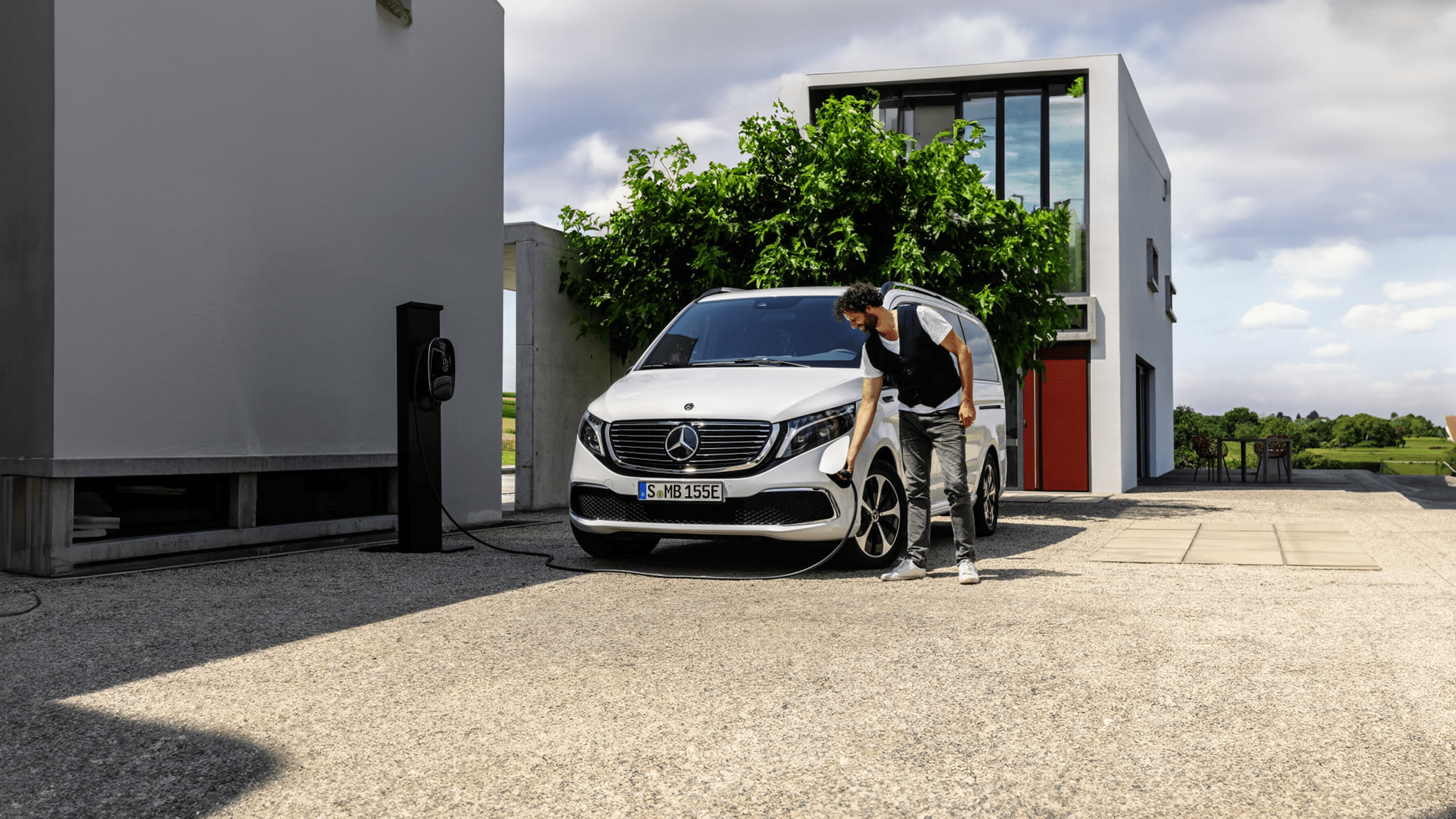 Homme rechargeant son Mercedes EQV