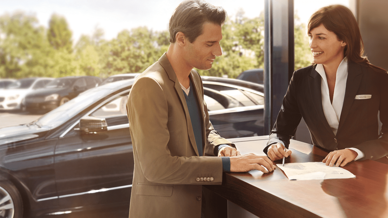 Homme avec sa conseillère Mercedes-Benz