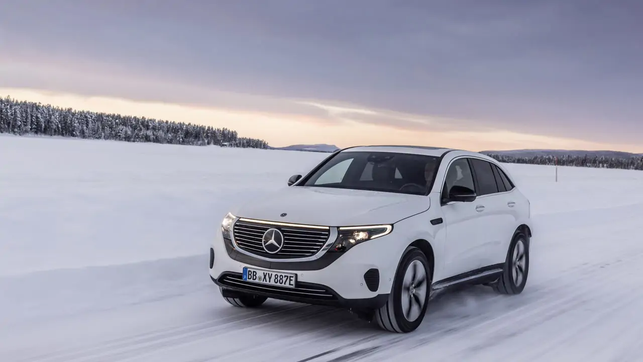 Mercedes sur route enneigée