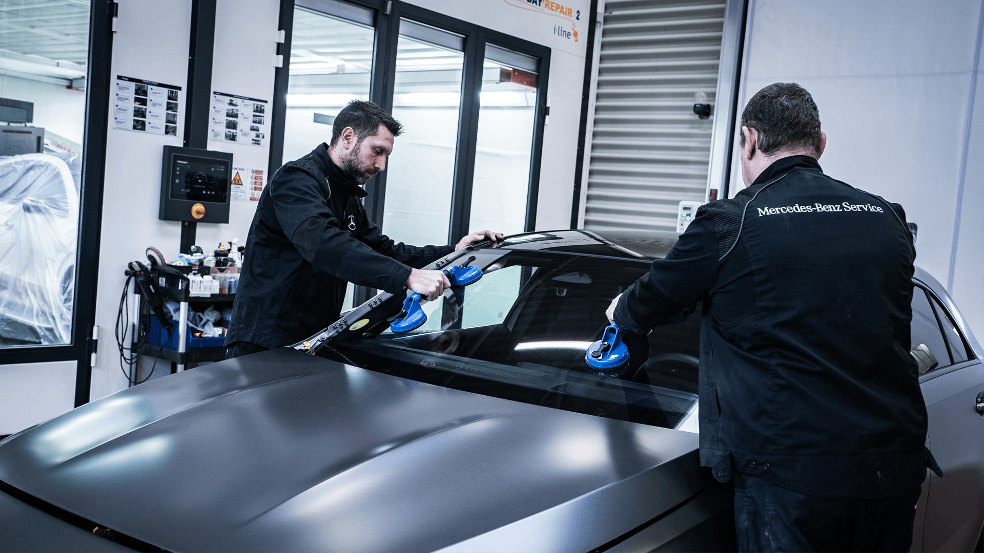 Intervention pare-brise dans les ateliers Mercedes Kroely