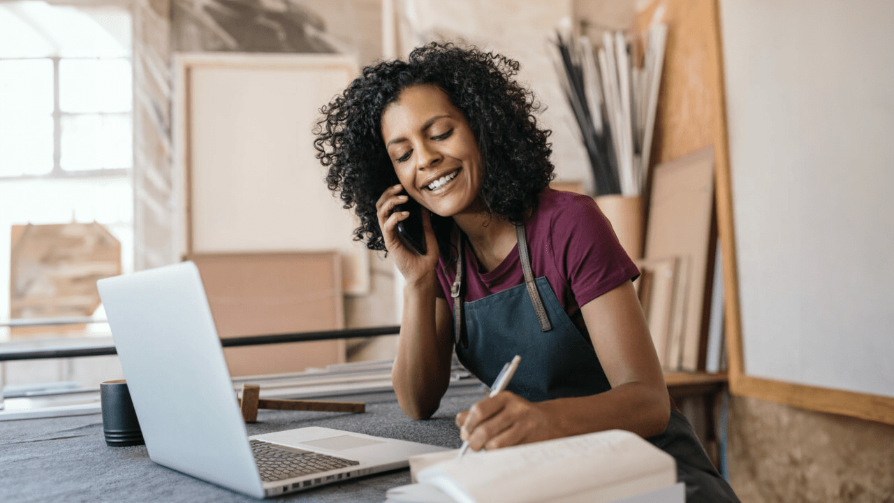 Femme auto-entrepreneuse au téléphone