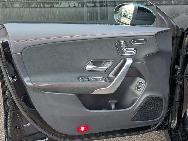 Image Mercedes-Benz CLA 180 d Shooting Brake AMG Line TO  SIEGES ELECTRIQUES MEMOIRES CHAUFFANTS CAMERA 360 HUD MULTIBEAM SO