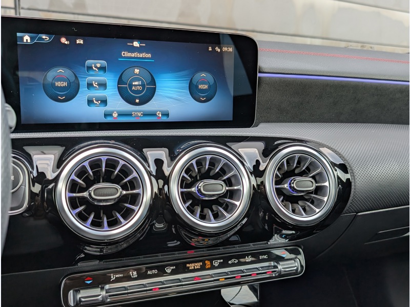 Image Mercedes-Benz CLA 180 d Shooting Brake AMG Line TO  SIEGES ELECTRIQUES MEMOIRES CHAUFFANTS CAMERA 360 HUD MULTIBEAM SO