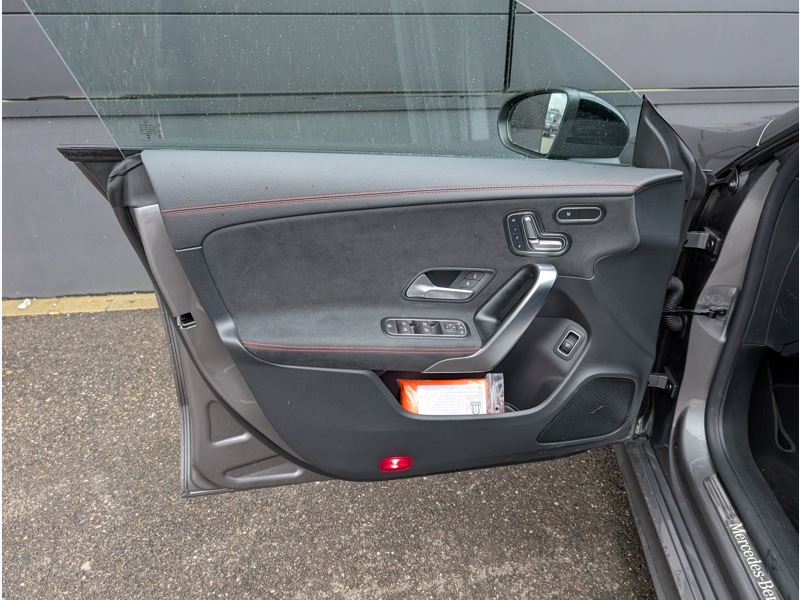 Image Mercedes-Benz CLA 180 Shooting Brake AMG Line TO SIEGES ELECTRIQUES MEMOIRES CHAUFFANTS MULTIBEAM CAMERA 360 HUD
