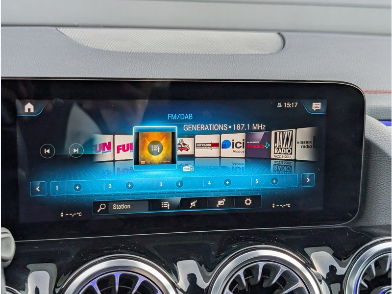 Image Mercedes-Benz EQA 350 4MATIC AMG LINE TO CAMERA 360° HUD SIEGES AVANT ELECTRIQUES MEMOIRES CHAUFFANTS SONORISATON ADVA