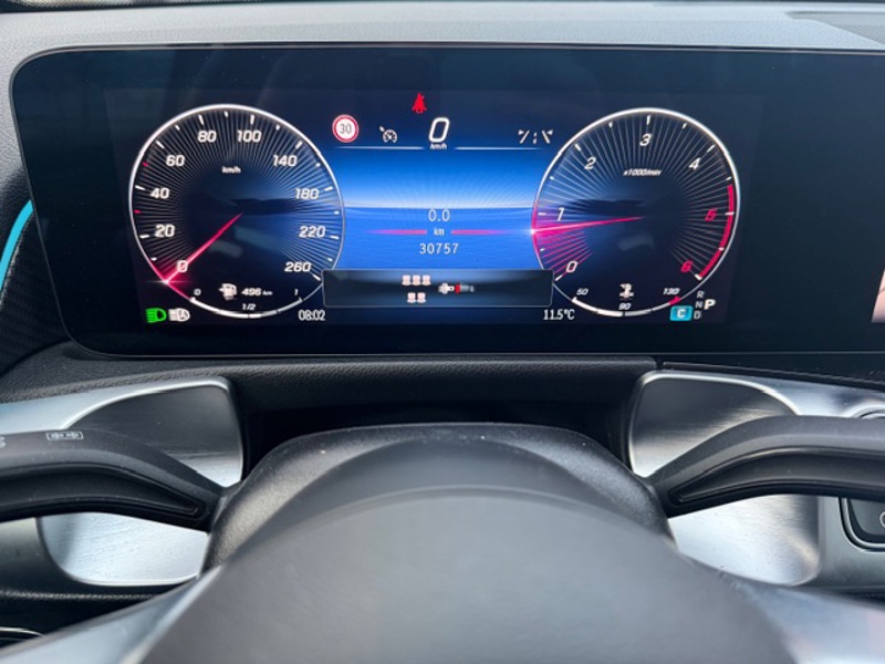 Image Mercedes-Benz GLB 200 d AMG Line 2.0 150 8G-DCT Toit ouvrant Pack hiver Pack sport black MULTIBEAM Hayon auto Handsfre