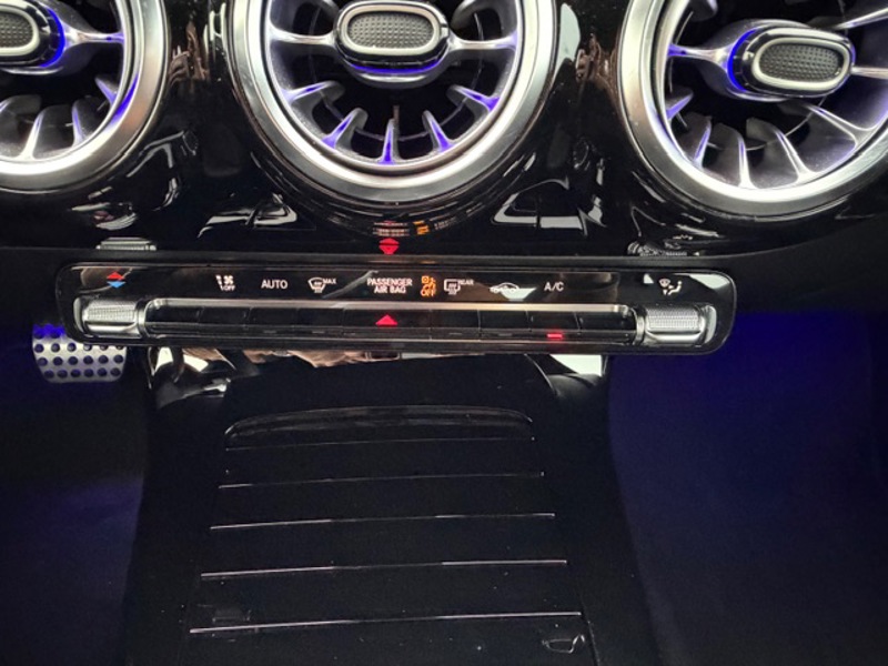 Image Mercedes-Benz CLASSE A 200 AMG Line 1.3 163 7G-DCT Sieges av chauffants Camera recul Aide au parking active Keyless go Ecla