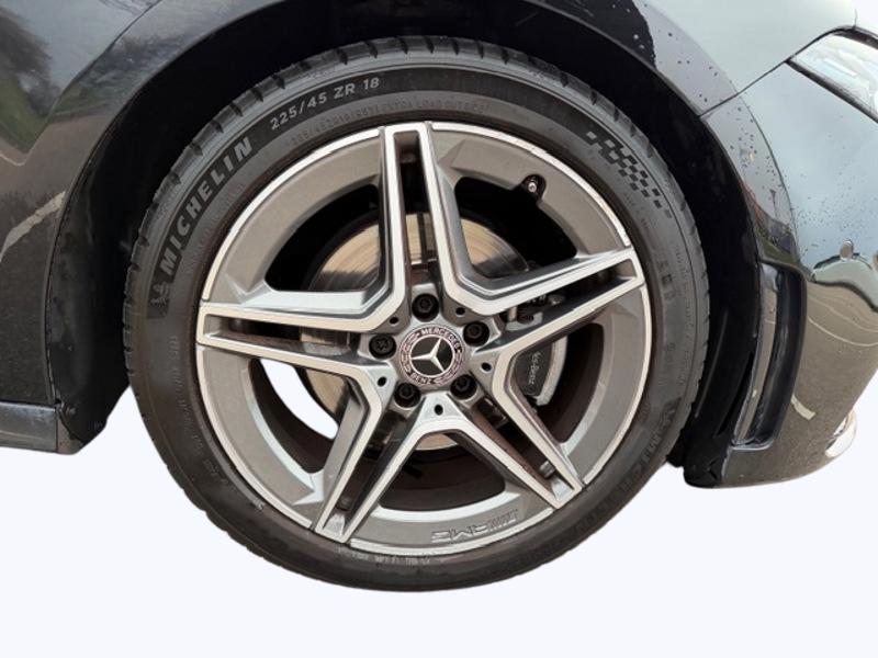 Image Mercedes-Benz CLASSE A 200 AMG Line 1.3 163 7G-DCT Sieges av chauffants Camera recul Aide au parking active Keyless go Ecla