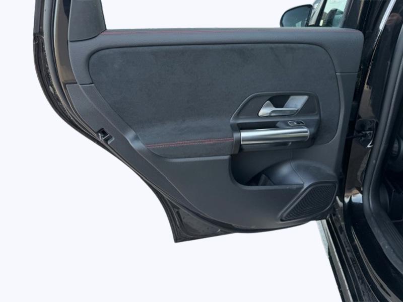 Image Mercedes-Benz CLASSE B 180 d AMG Line Edition 2.0 116 8G-DCT Cam recul Pack sport black PARKTRONIC Hayon auto Keyless go Si